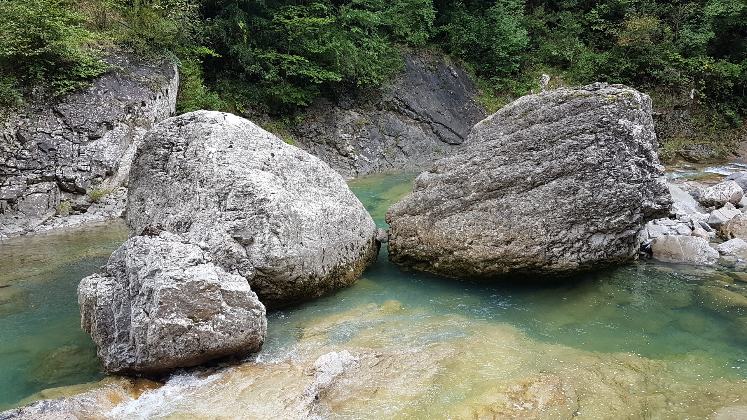 Bild zeigt Felsen in einem Bach. Symbol für die Beständigkeit.